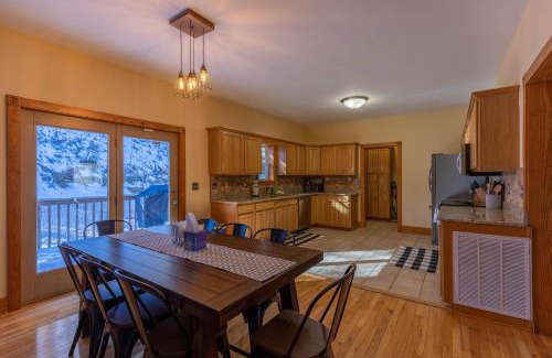 Sugar Grove House | Lazy Bear Inn