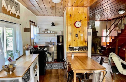 Wrightwood Cottage | LC · Fire pit/Fireplace/3 blks2Village/Pet-kid friendly
