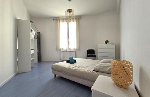 Montauban Apartment | Le Bout du Pont - 5 min à pied de la gare Villebourbon et de l'hypercentre - Vue sur Pont Vieux - Grande terrasse - 8 couchages - 3 chambres spacieuses - 4 lits - Places de stationnement gratuites au pied de l'immeuble