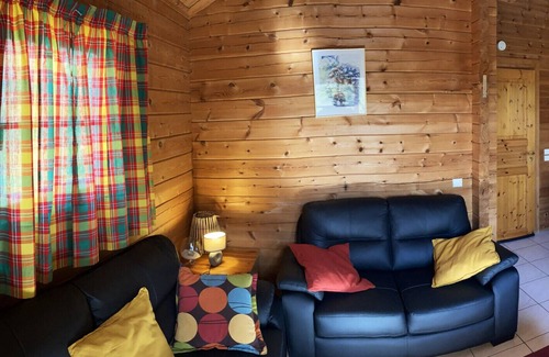 Mauroux House | Le Chalet Le Roy in Mauroux – Relaxation, Nature & Family Fun!
