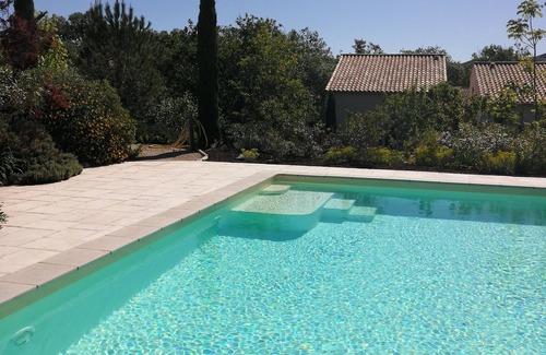 Vogue Cottage | Le Mas de Molines, Gîte le Néflier, swimming pool and garden.