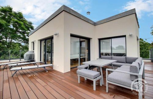Pleumeur-Bodou House | Le menhir