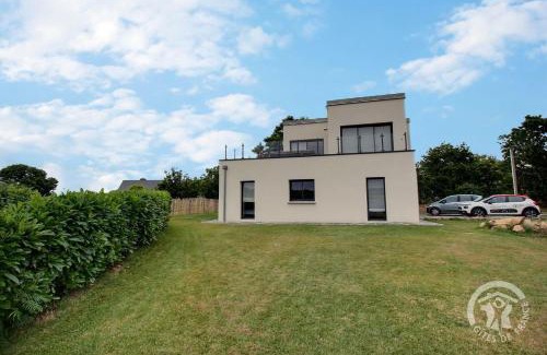 Pleumeur-Bodou House | Le menhir