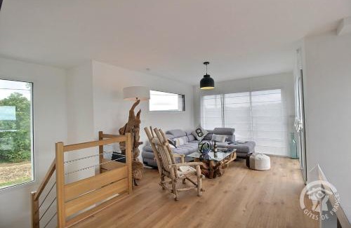 Pleumeur-Bodou House | Le menhir
