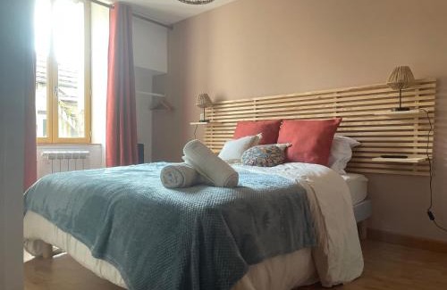 Nevers Apartment | "Le Noeud vert" Appartement sur le thème de Nevers, 65 m2 en coeur de ville, parking à 200M avec accès inclus à salle de sport de 2000m2, Sauna & Hammam, by PRIMO C0NCIERGERIE