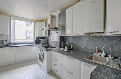 Saint-Vincent-de-Paul Apartment | Le Petit Hôtel - Appt 6p 127 m² à Paris