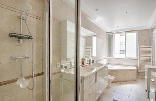 Saint-Vincent-de-Paul Apartment | Le Petit Hôtel - Appt 6p 127 m² à Paris