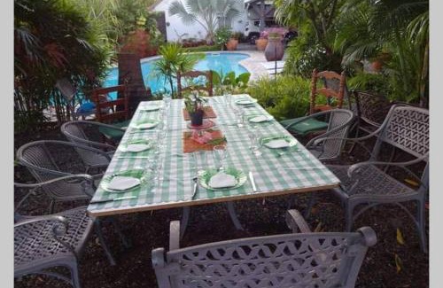 Le Centre House | Le Pluie d'Or