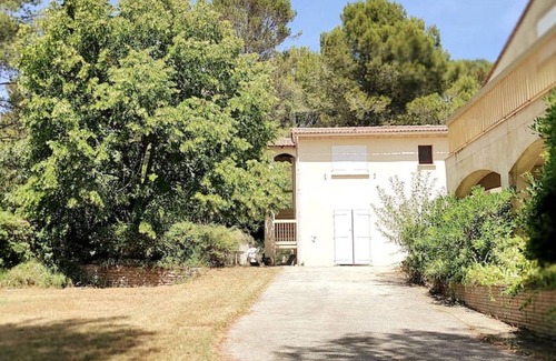 Les 3 Ponts Apartment | LE TRAJAN: Quiet & popular location; Swimming pool, garrigue, Provence.
