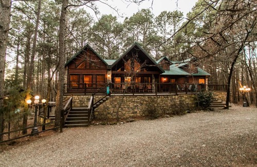 Broken Bow House | Leaping Lizard Lodge 4 bdrm 3 and a half Bth, Hot tub, Fireplaces, Swing Set, Gameroom