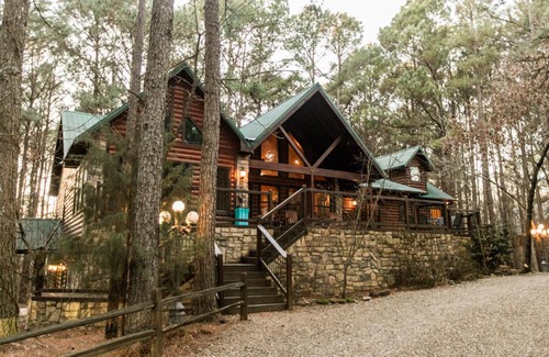 Broken Bow House | Leaping Lizard Lodge 4 bdrm 3 and a half Bth, Hot tub, Fireplaces, Swing Set, Gameroom