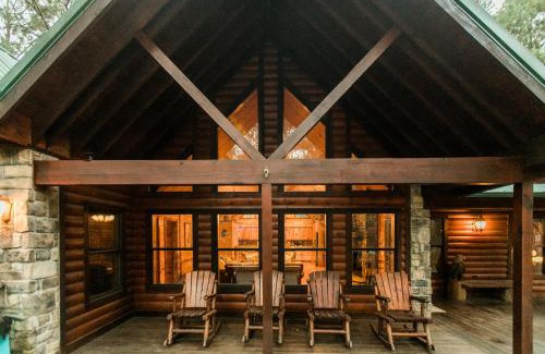 Broken Bow House | Leaping Lizard Lodge 4 bdrm 3 and a half Bth, Hot tub, Fireplaces, Swing Set, Gameroom