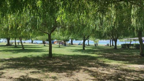 Balatonlelle Apartment | Lellei vízparti apartman homokos strandnál