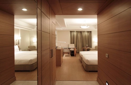 Sector 29 Hotel | Lemon Tree Premier 2, Gurugram