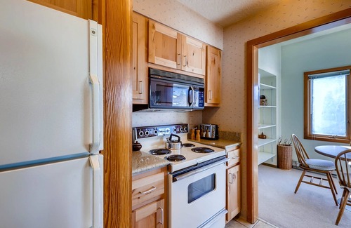 Lakeside Village Condo | Lenawee 1747