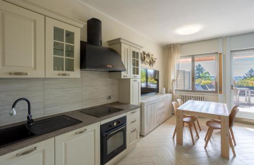 Lesa Apartment | Lesa, Jacuzzi with Lakeview