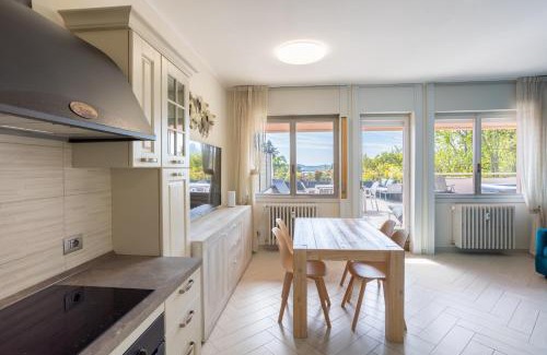 Lesa Apartment | Lesa, Jacuzzi with Lakeview