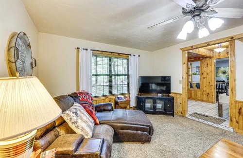 Broken Bow House | Less Than 3 Mi to Broken Bow Lake Hot Tub Haven!
