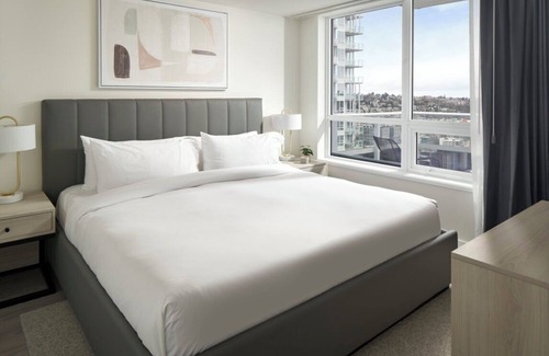South Lake Union Hotel | Level Seattle- Three Bedroom Sky Suite plus Office
