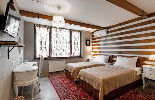 Vera Hotel | Libretto