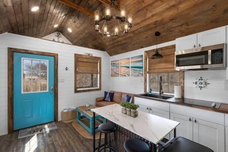 Fredericksburg House | Life's a Beach - 3 Acres with Hot Tub