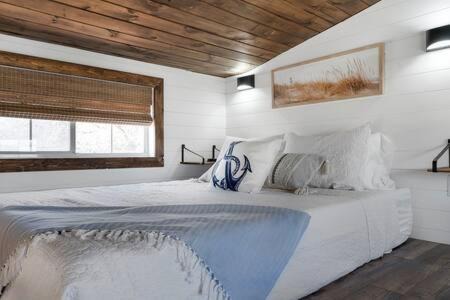 Fredericksburg House | Life's a Beach - 3 Acres with Hot Tub