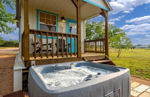 Fredericksburg House | Life's a Beach - 3 Acres with Hot Tub