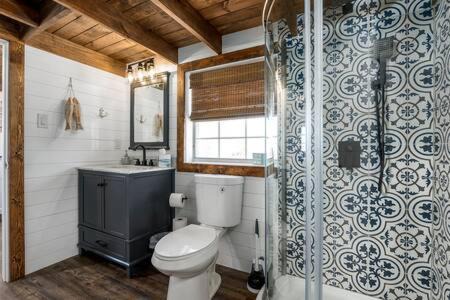 Fredericksburg House | Life's a Beach - 3 Acres with Hot Tub