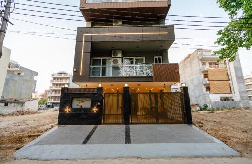 Sushant Lok Apartment | Lime Tree 1BHK Service Apartment Near Fortis Hospital Gurgaon