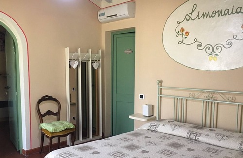 Gallicano Cottage | LIMONAIA - cottage with garden, shared swimming pool, private veranda