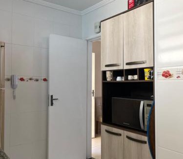 Enseada Apartment | Lindo apto 3 qtos, a 350 mtrs praia da enseada com serviço de praia e portaria 24 hrs próx casa grande hotel, hipermercados, farmácias bancos
