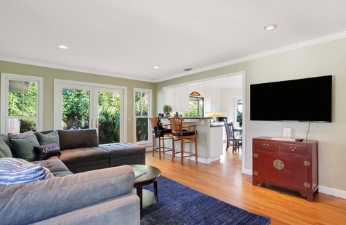 East Mesa House | Little Palm Cottage - Steps from Shoreline Park, walk to beach, live like a local