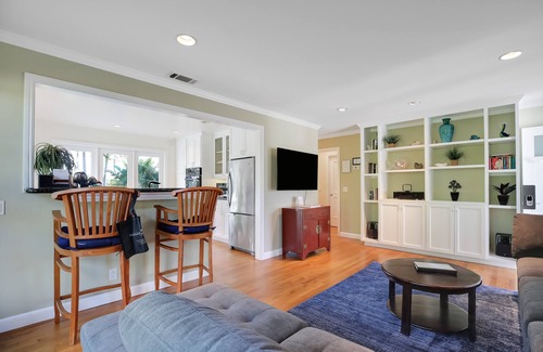 East Mesa House | Little Palm Cottage - Steps from Shoreline Park, walk to beach, live like a local