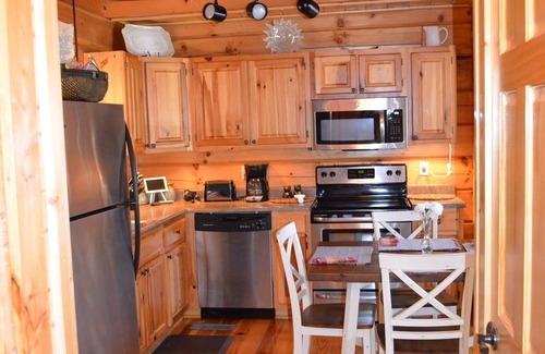 Gatlinburg - Pigeon Forge Cabin | Little Smokey Place 2B-2B CABIN! GREAT LOCATION !VIEWS !HOT TUB! POOL!