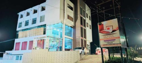 Meerut Hotel | Live on MRT736