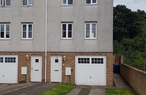 Livingston House | Livingston 4 Bedroom Townhouse - Central Belt of Scotland