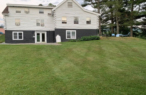 Stowe Hollow House | Located in the heart of Stowe Hollow! Close to town! Close to skiing!