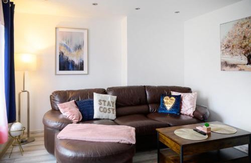 Bramcote House | Located in the peaceful NG8 Wollaton , Perfect for Business Trips & Family Holidays or working proffesionals-long term deals, M1 Nearby , Free Parking , Private Garden , 500Mb Wi-Fi , Netflix