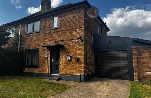 Bramcote House | Located in the peaceful NG8 Wollaton , Perfect for Business Trips & Family Holidays or working proffesionals-long term deals, M1 Nearby , Free Parking , Private Garden , 500Mb Wi-Fi , Netflix