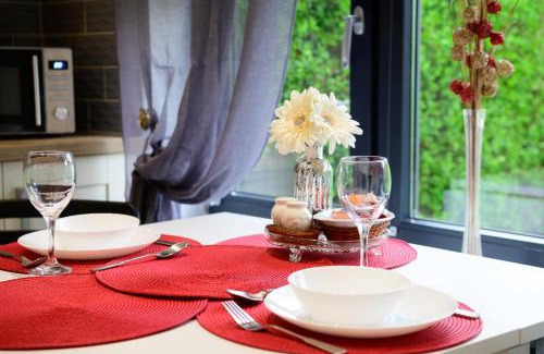 Bramcote House | Located in the peaceful NG8 Wollaton , Perfect for Business Trips & Family Holidays or working proffesionals-long term deals, M1 Nearby , Free Parking , Private Garden , 500Mb Wi-Fi , Netflix