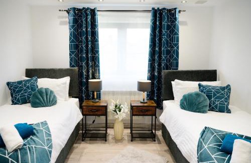 Bramcote House | Located in the peaceful NG8 Wollaton , Perfect for Business Trips & Family Holidays or working proffesionals-long term deals, M1 Nearby , Free Parking , Private Garden , 500Mb Wi-Fi , Netflix