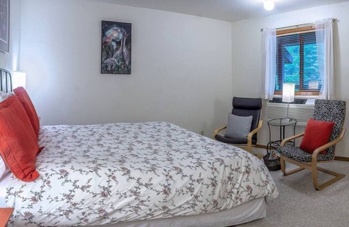 Ashland Hotel | Lodge Room 6 at Green Springs Inn