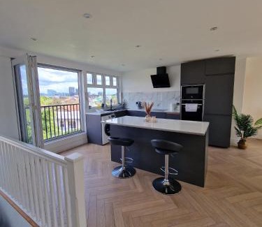 Deptford Apartment | Loft apartment with skyline views of Canary Wharf