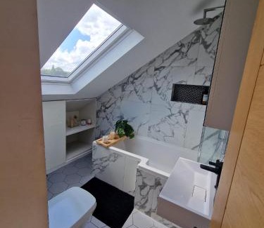 Deptford Apartment | Loft apartment with skyline views of Canary Wharf