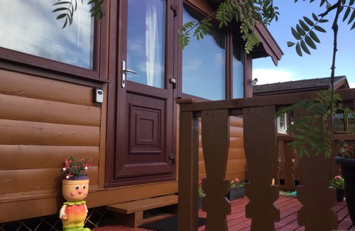 Bronaber Cabin | Log Cabin - Free Parking, Garden & pet Friendly