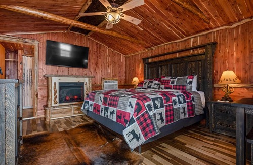 Eureka Springs Historic District Hotel | Log Cabin Inn