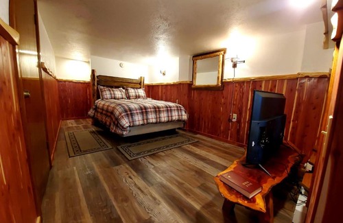 Eureka Springs Historic District Hotel | Log Cabin Inn