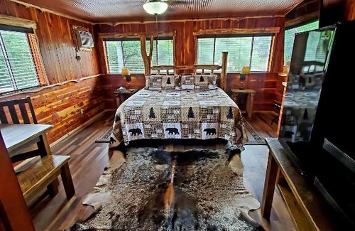 Eureka Springs Historic District Hotel | Log Cabin Inn