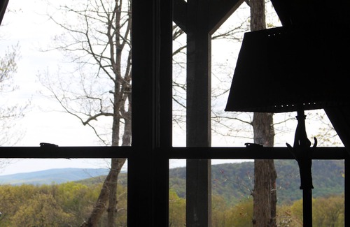 Ozone Cabin | Log Cabin w/Picturesque Mtn View. Private Sunsets. Hot Tub. Kid & Dog Friendly