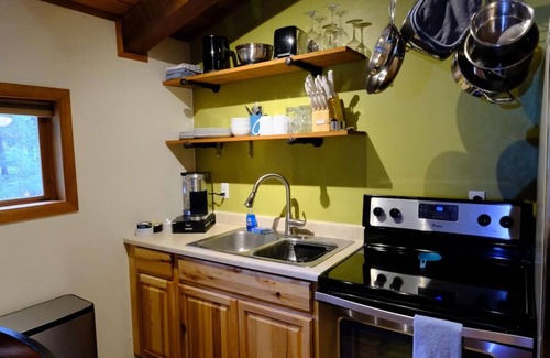 Back Loop Apartment | Log Home Apt w/King bed, laundry & full kitchen
